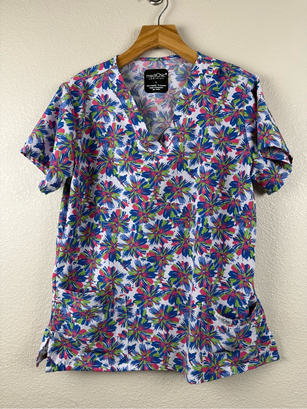 MediChic - Short Sleeve V-Neck Floral Print Scrub Top - Size Large